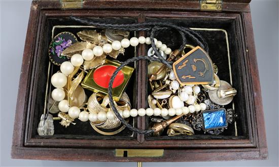 A quantity of mixed costume jewellery.